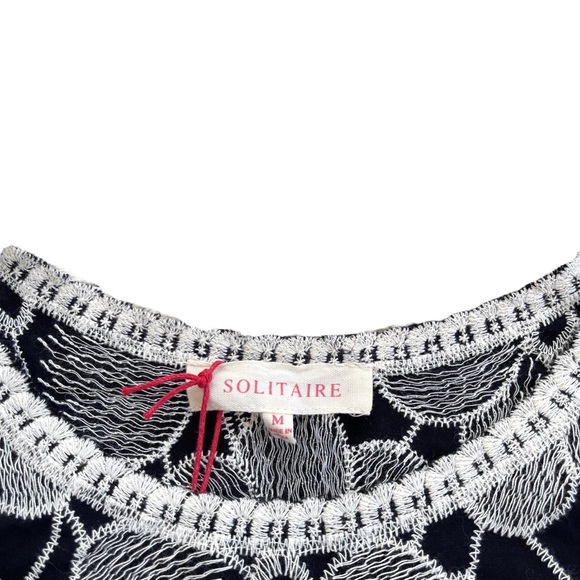 🌸 Solitaire Black & White Floral Embroidered Puff Sleeve Top NWT SZ M - Picture 4 of 6